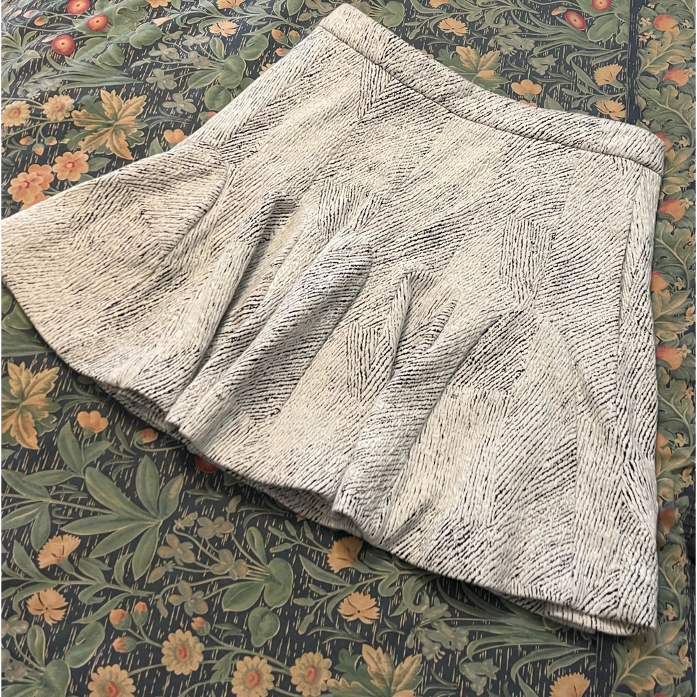 Banana Republic black & white flare skirt  pockets !